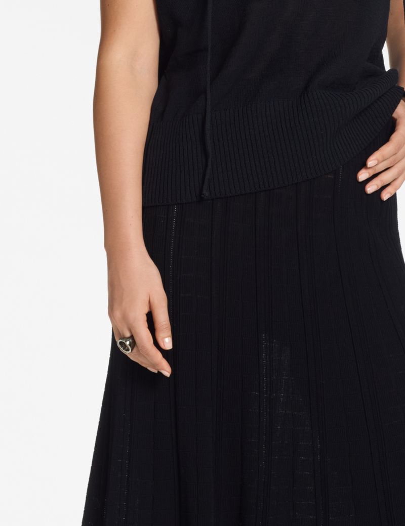 Sarah Pacini Long skirt – knitted