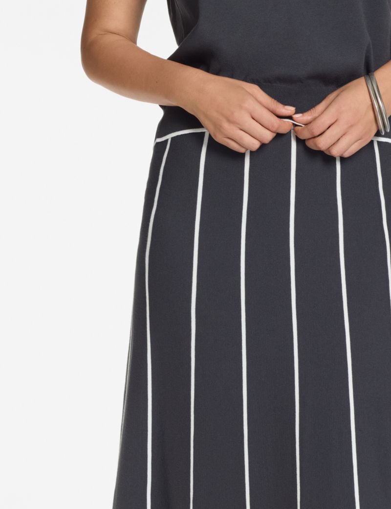 Sarah Pacini Long knit skirt – contrast lines