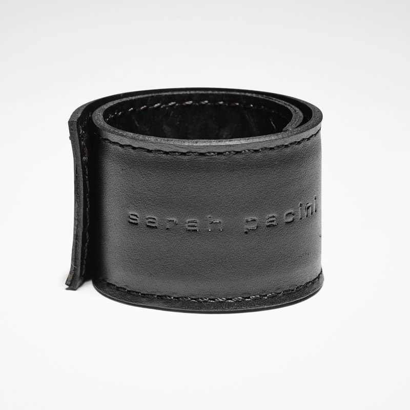 Sarah Pacini LEDEREN ARMBAND Voorzijde
