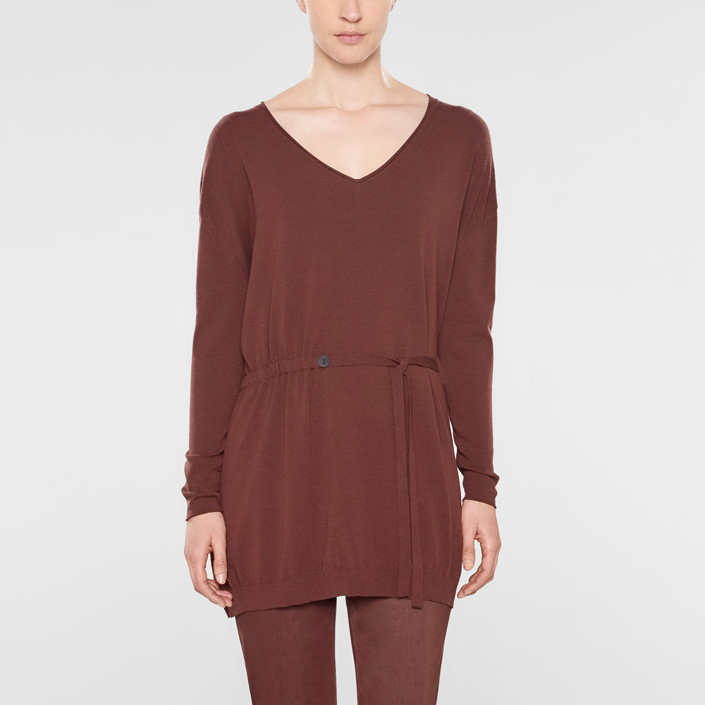 Sarah Pacini Pull long à col en v, ceinture souple De face