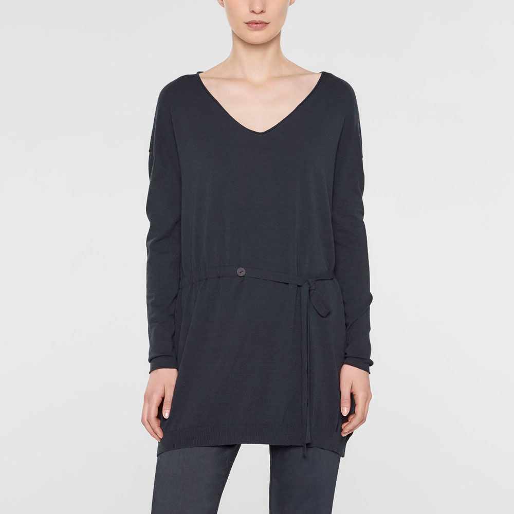 Sarah Pacini Pull long à col en v, ceinture souple De face