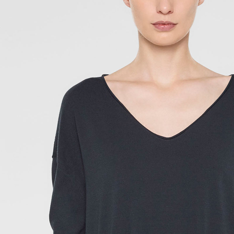 Sarah Pacini Pull long à col en v, ceinture souple De face