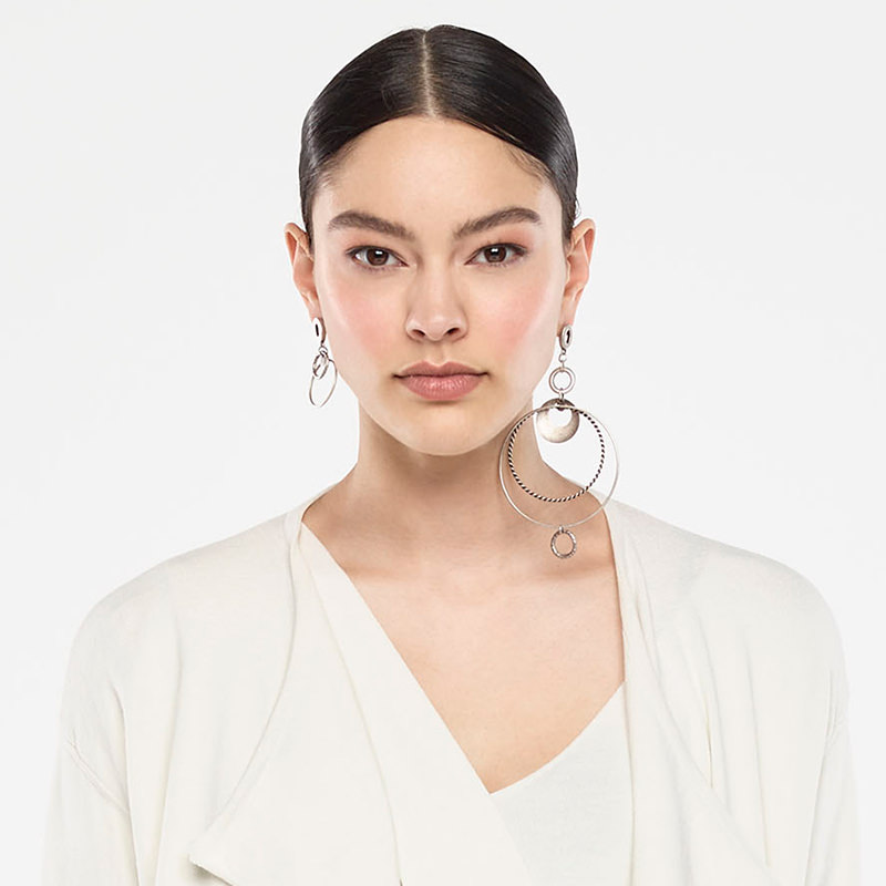 Sarah Pacini ASYMMETRISCHE OORBELLEN Look