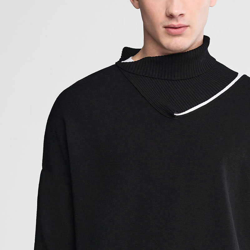 Sarah Pacini Asymmetrischer Pullover – vielseitiger Kragen Vorne