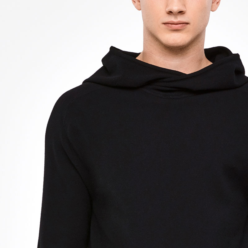 Sarah Pacini PULL URBAIN - CAPUCHE De face